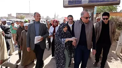 محافظ المنيا يستجيب لمناشدة الحاجة هناء ويرافقها لمعاينة منزلها