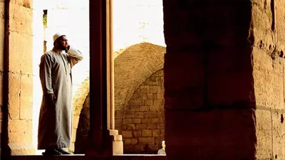 حكم الطهارة للمؤذن بين الوجوب والاستحباب