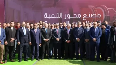 محافظ الإسماعيلية ورئيس قناة السويس يضعان حجر أساس مصنع إندستريال