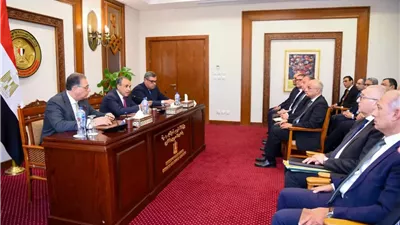 وزير الخارجية يتابع مع قيادات الوزارة سير العمل وتطوير الأداء المؤسسي