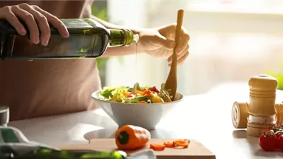 زيت الزيتون يضيف نكهة مميزة ويعزز الصحة عند إضافته للطعام