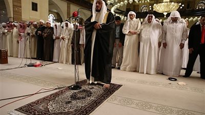 فتوى توضح حكم إمامة غير الخطيب في صلاة الجمعة
