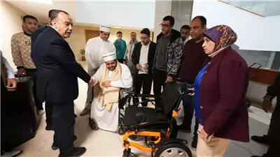 محافظ أسيوط يسلم كرسياً متحركاً كهربائياً لمواطن من ذوي الإعاقة