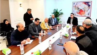 وزير الإسكان يعقد اجتماعا بمقر جهاز 