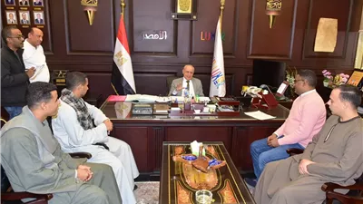 محافظ الأقصر يستقبل وفد طفنيس المطاعنة لبحث مطالب القرية