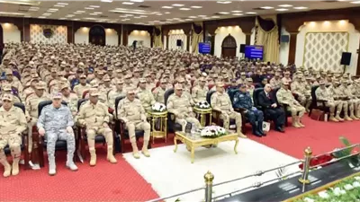 وزير الدفاع يلتقى بعدد من قادة وضباط القوات المسلحة