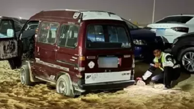 أمن القاهرة ينقذ سيارة عالقة بالرمال بمدينة نصر