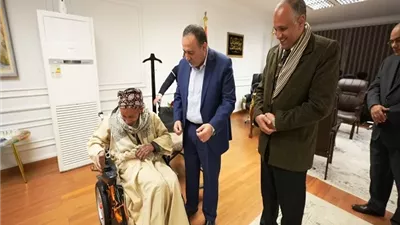 محافظ أسيوط يستقبل مسنًا ويسلمه كرسياً متحركاً كهربائيا