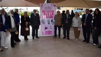 صيدلة الجامعة المصرية الروسية تنظم معرض الطلاب لمستحضرات التجميل.. صور