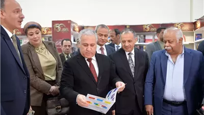 جولة موسعة لرئيس الهيئة الوطنية للصحافة بأجنحة المؤسسات القومية في معرض الكتاب