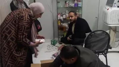 غلق مركز تجميل مخالف ومصادرة مستحضرات مجهولة المصدر بنجع حمادي