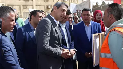 محافظ السويس يتفقد إصطفاف معدات حي فيصل للتأكيد علي جاهزيتها