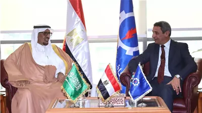 محافظ السويس يستقبل القنصل السعودي ويتفقدان مكتب تصديق الخارجية
