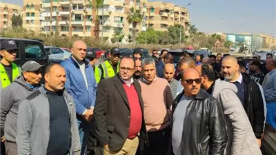 رئيس جهاز مدينة 6 أكتوبر يقود حملة مكبرة لغلق الوحدات المخالفة.. صور