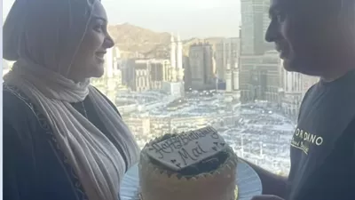 محمود عبد المغني يحتفل بعيد ميلاد زوجته فى مكة