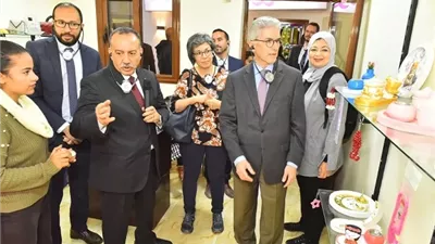 محافظ أسيوط يعرض تجربة 