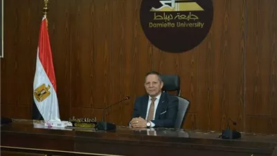 رئيس جامعة دمياط يترأس إجتماع مجلس العمداء