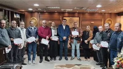 مدير تعليم دمياط يُكرم وحدة اللامركزية لتميزهم في الأداء