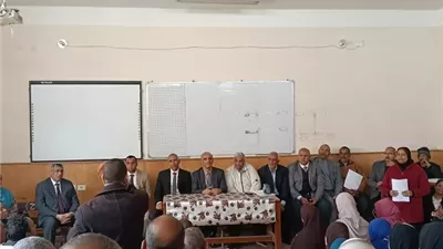 وكيل تعليم قنا يتابع مقابلات المشاركين في امتحانات الدبلومات الفنية