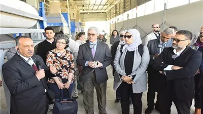محافظ أسيوط والوفد الأوروبي يتفقدون وحدة تجهيز النباتات الطبية