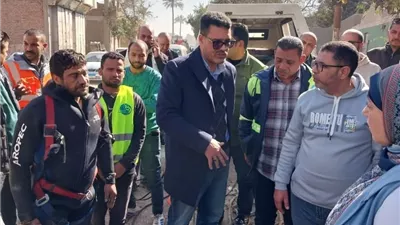 رئيس مياه القليوبية يتفقد هبوطًا أرضيًّا مفاجئًا بمطبق صرف صحي بالخانكة