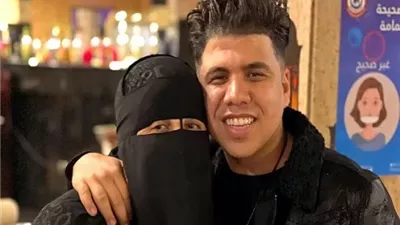 عمر كمال يطالب جمهوره بالدعاء لوالدته