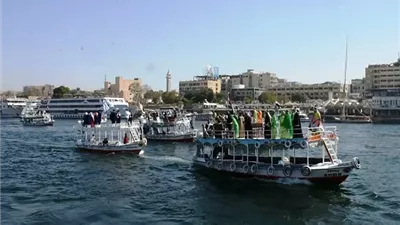 على صفحة نهر النيل الخالد عروض ديفيلية للمراكب الشراعية واللنشات