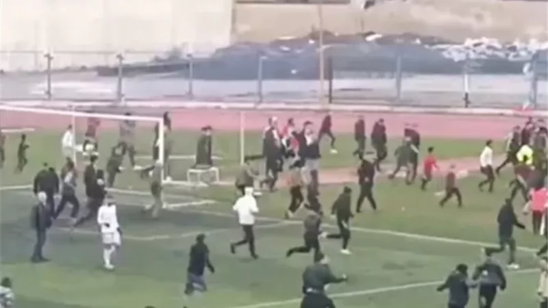 الشغب يجتاح الملاعب