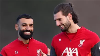 لاعب ليفربول يطالب بالتساوي مع راتب محمد صلاح لتجديد عقده