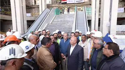 الوزير يتفقد مواقع العمل بالخط الأول من شبكة القطار الكهربائي