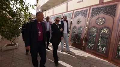 محافظ أسيوط ورئيس الطائفة الإنجيلية يتفقدان مركز الحرف اليدوية