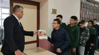 وكيل تعليم دمياط يوزع الكتب بنفسه على طلاب المدارس
