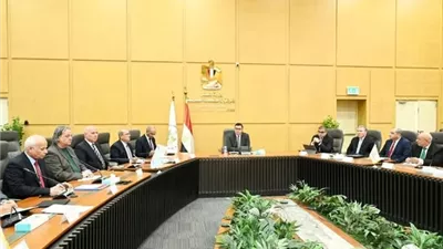 الشربيني يوجه بتعظيم الإيرادات واعتماد المنتج المحلي لتحسين الخدمات