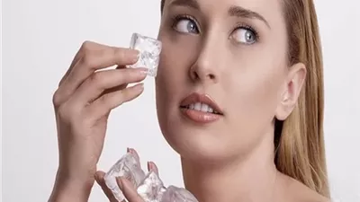 مكعبات الثلج .. روتين طبيعي لإشراقة البشرة