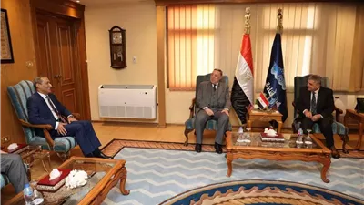 ربيع يستعرض مشروعات قناة السويس التنموية أمام فهمي اسكندر