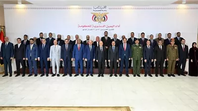رئيس وأعضاء الحكومة اليمنية الجديدة يُؤدون اليمين الدستورية أمام رئيس مجلس القيادة الرئاسي