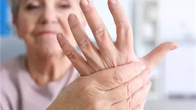 هشاشة العظام .. المرض الصامت الذي يهدد صحة النساء وكيفية الوقاية منه