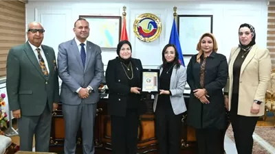 عازر تبحث مع 