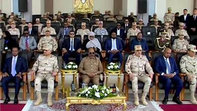 الرئيس الصومالي ووزير الدفاع يشهدان اصطفاف القوات المصرية المشاركة ببعثة الاتحاد الافريقي