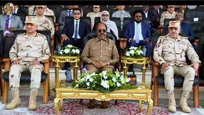 رئيس الصومال ووزير الدفاع يشهدان إصطفاف القوات المصرية المشاركة ببعثة الإتحاد الأفريقى