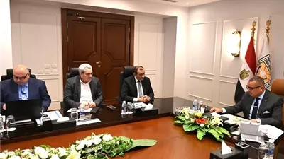 محافظ جنوب سيناء يبحث تطوير ساحات الشاحنات بطابا ونويبع