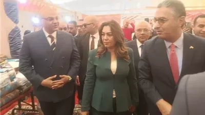 وزيرا التموين والتنمية المحلية ومحافظ القليوبية يفتتحون معرضي 