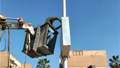 حملة مفاجئة تطيح بلافتات غير مرخصة بالعاشر .. صور