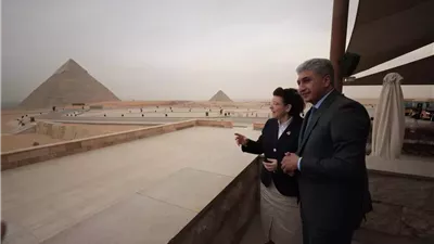 وزيرة الثقافة اليونانية تقوم بجولة في المتحف الكبير وتزور الأهرامات