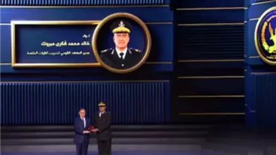 وزير الداخلية يُكرم أسر الشهداء والمصابين والمتميزين بأنواط التقدير