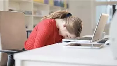 طبيب يحذر : تجاهل الكسل المستمر يخفي اضطرابًا نفسيًا