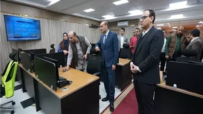 محافظ أسيوط يتفقد مركز سيطرة الشبكة الوطنية للطوارئ
