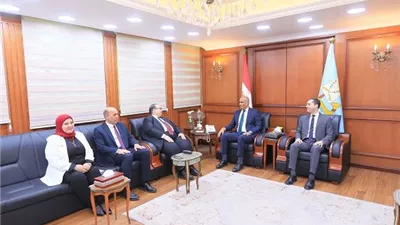 رئيس جامعة كفر الشيخ والقيادات يزورون المحافظ الجديد
