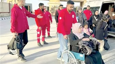 دفعة جديدة من العائدين الفلسطينيين تصل معبر رفح تمهيدًا لعودتهم إلى غزة