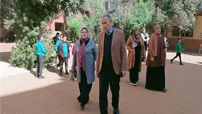 مدير تعليم أسيوط يتابع الانضباط المدرسى بمدرستى خديجة بنت خويلد